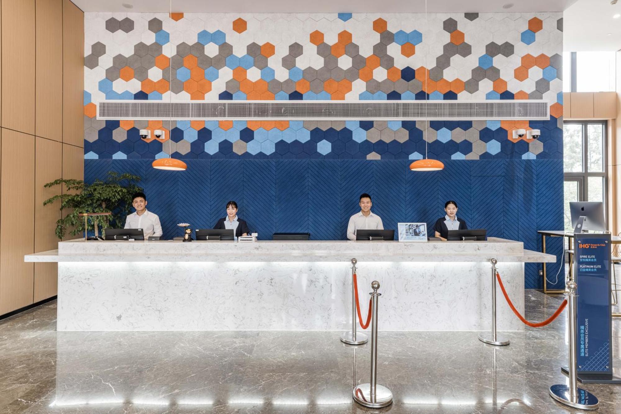 Holiday Inn Express Shanghai Pudong Chuansha, An Ihg Hotel Dış mekan fotoğraf